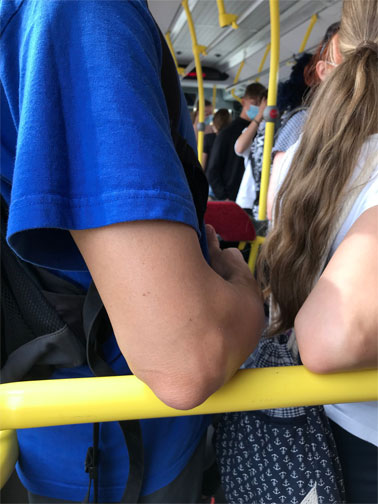 Schüler drängen sich in der Bahn